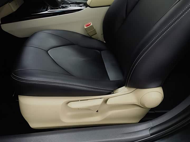 Фото 20 - Toyota Camry