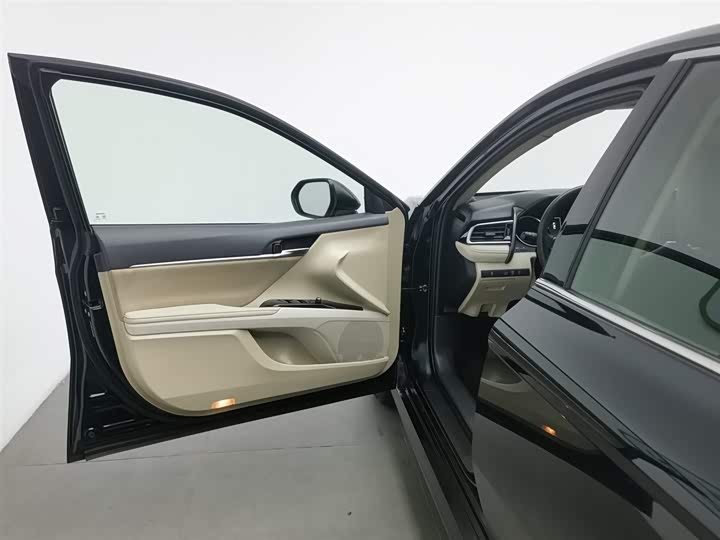 Фото 8 - Toyota Camry