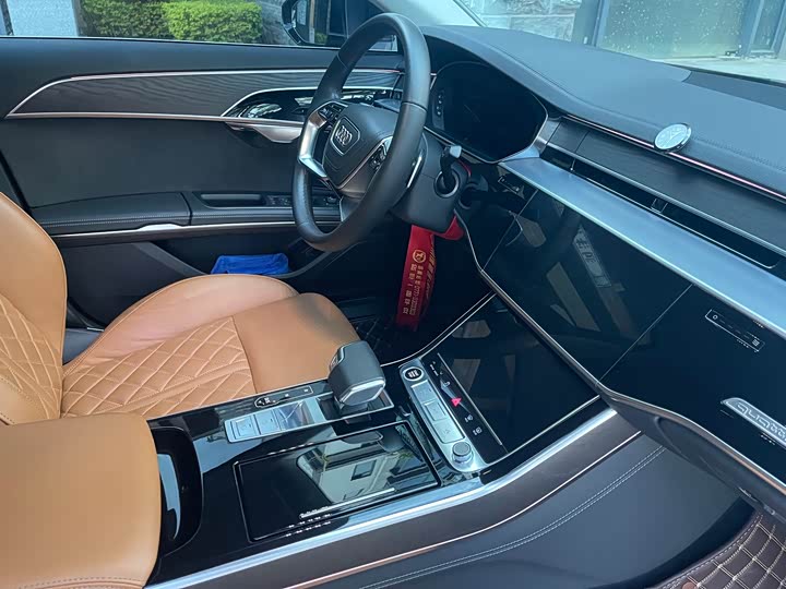 Фото 12 - Audi A8