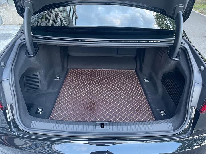 Фото 18 - Audi A8