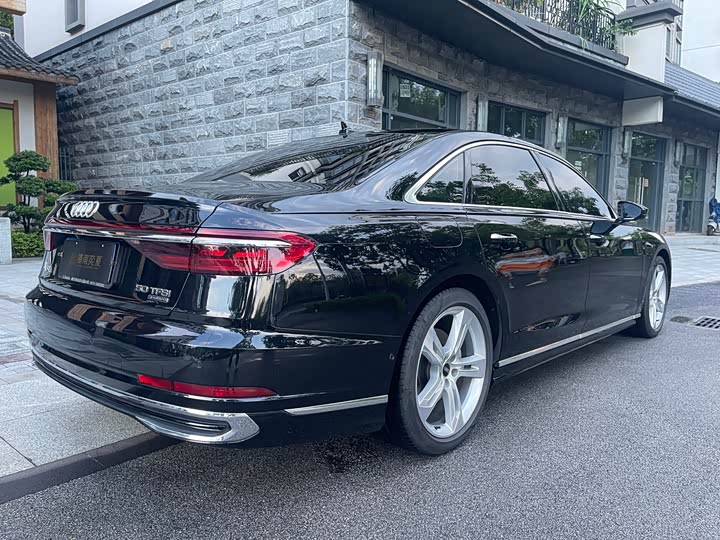 Фото 5 - Audi A8