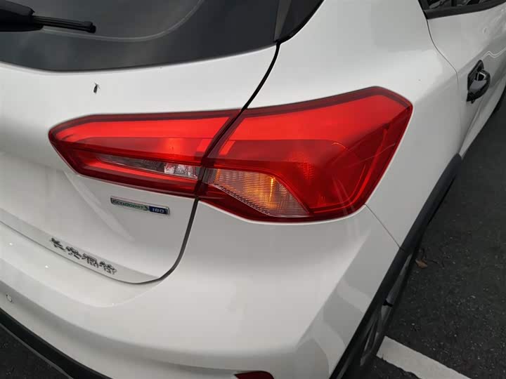 Фото 8 - Ford Focus Active