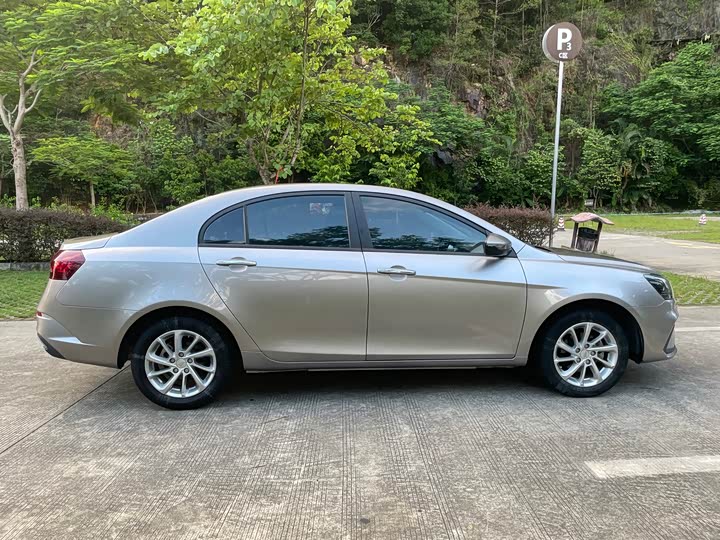 Фото 11 - Geely Emgrand