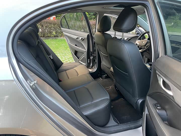 Фото 17 - Geely Emgrand