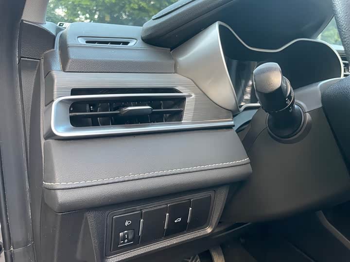 Фото 8 - Geely Emgrand