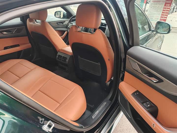 Фото 10 - Jaguar XE L