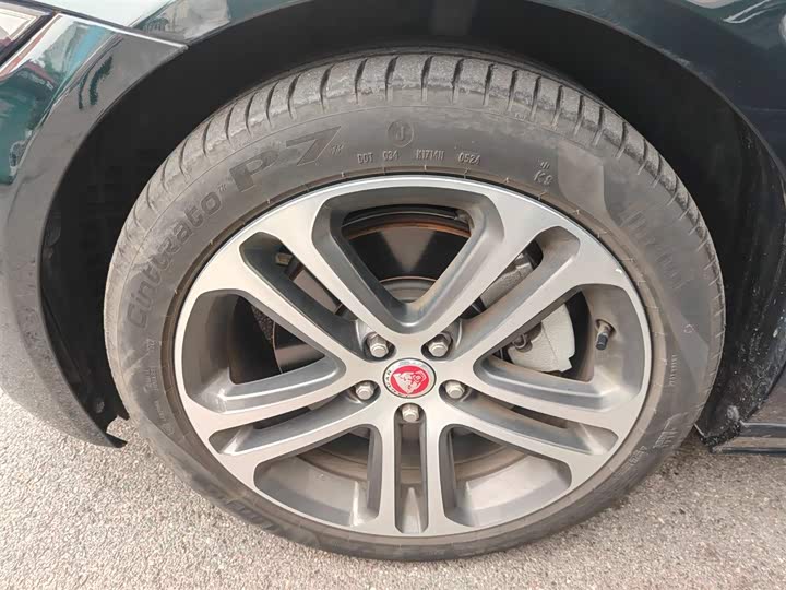 Фото 2 - Jaguar XE L