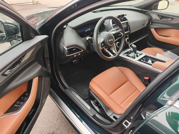 Фото 4 - Jaguar XE L