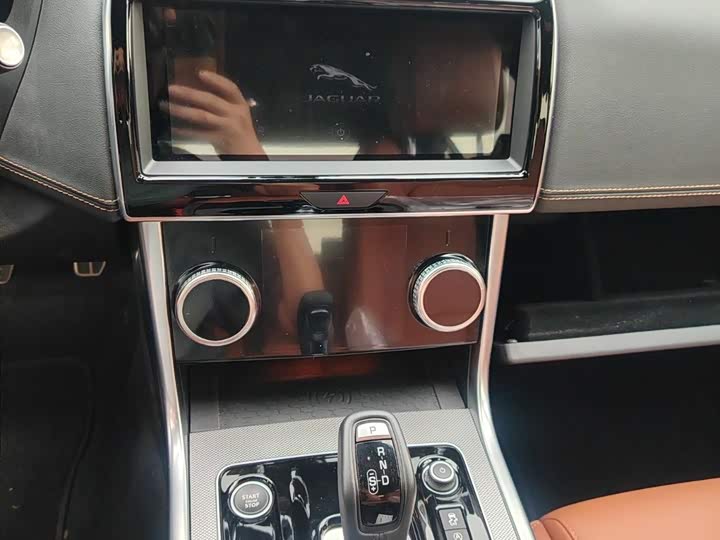 Фото 6 - Jaguar XE L