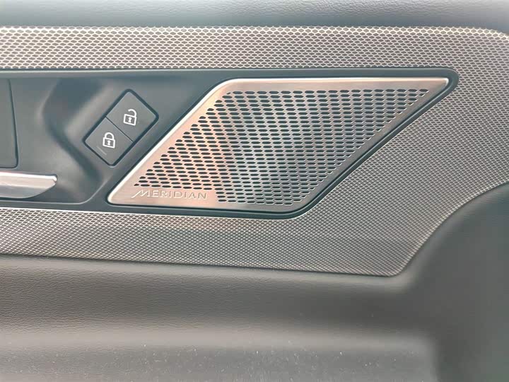 Фото 7 - Jaguar XE L