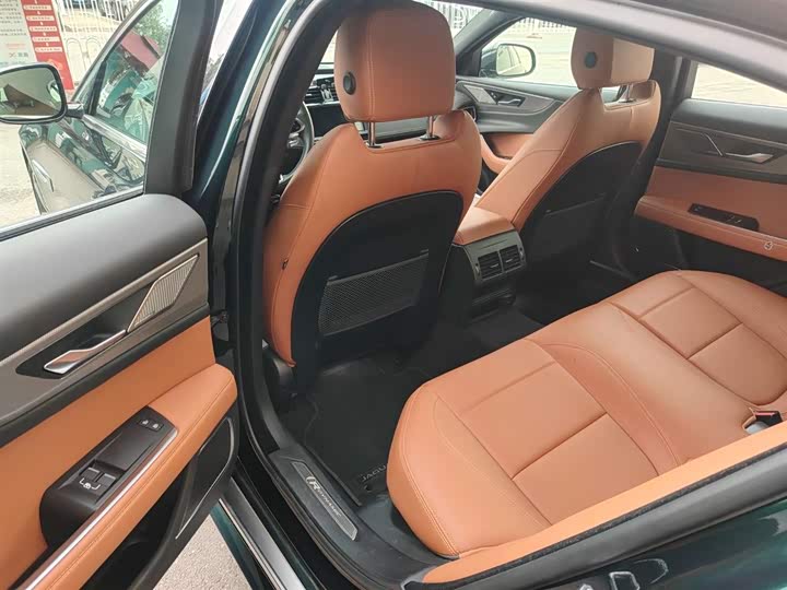 Фото 8 - Jaguar XE L