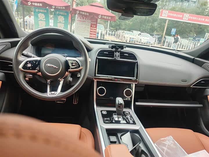 Фото 9 - Jaguar XE L