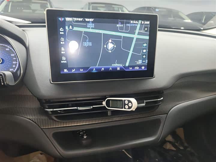 Фото 13 - Hongqi E-QM5