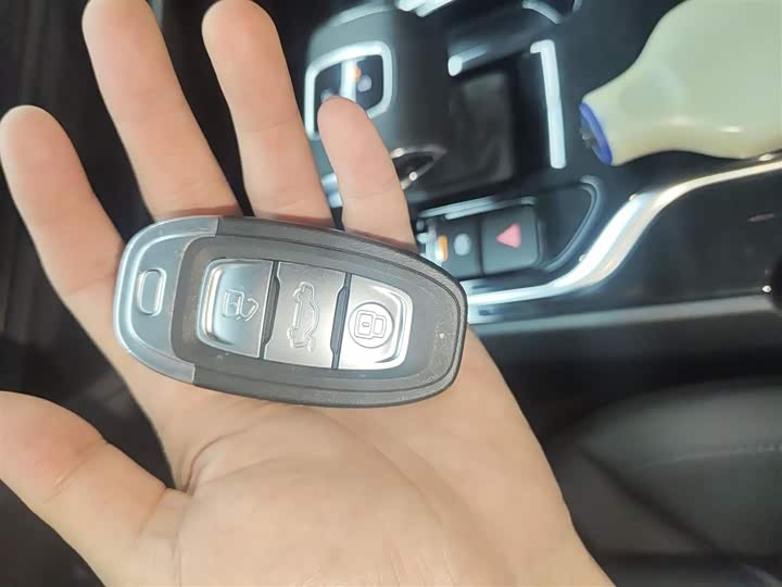 Фото 9 - Hongqi E-QM5