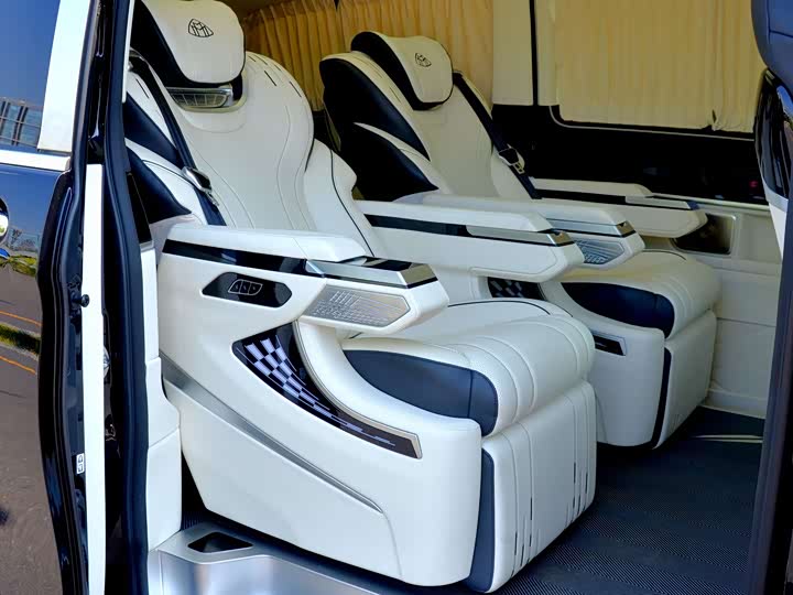 Фото 18 - Mercedes-Benz V-Class