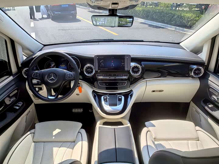 Фото 24 - Mercedes-Benz V-Class