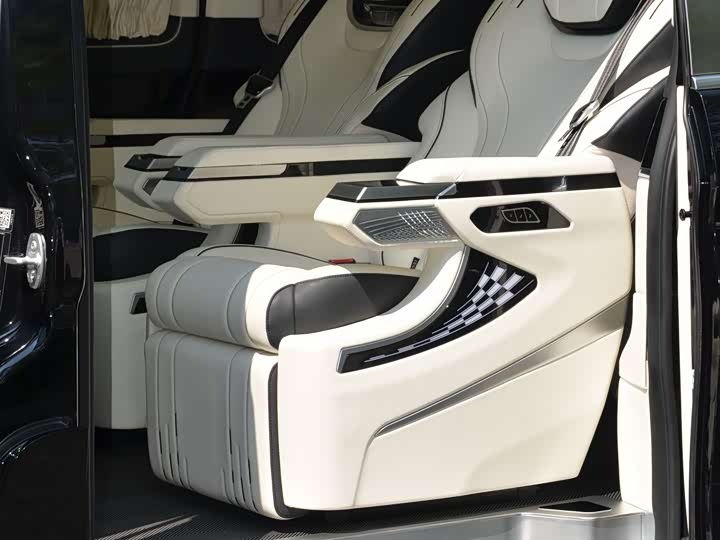 Фото 9 - Mercedes-Benz V-Class