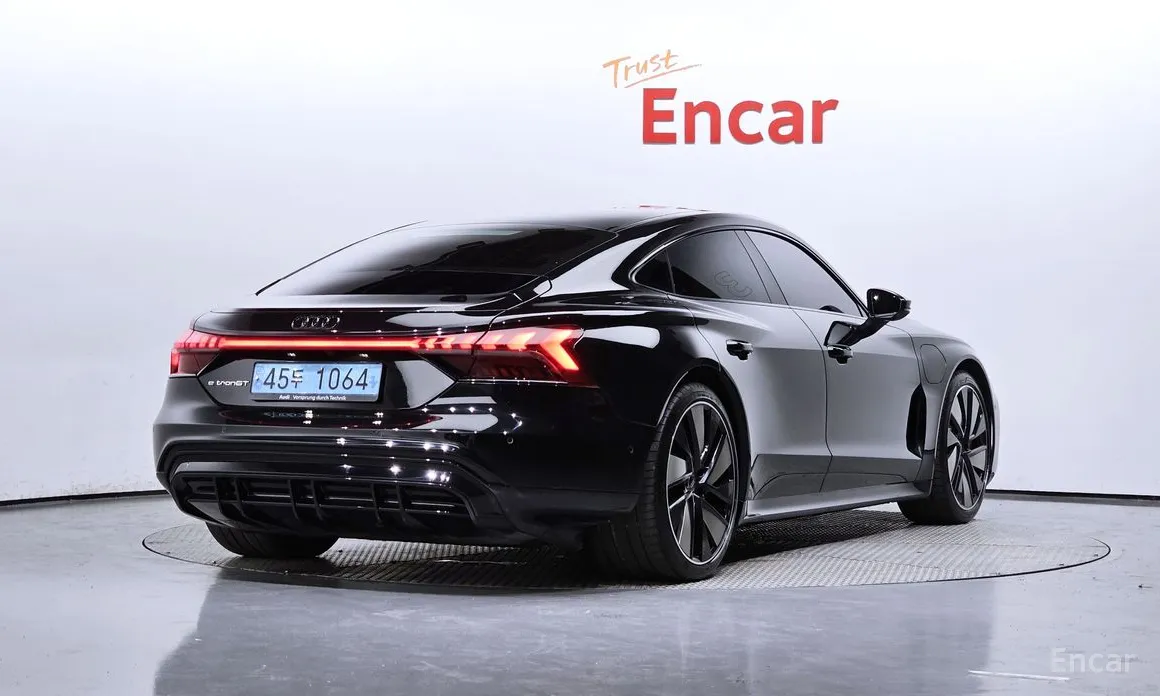 Фото 2 - Audi e-tron GT