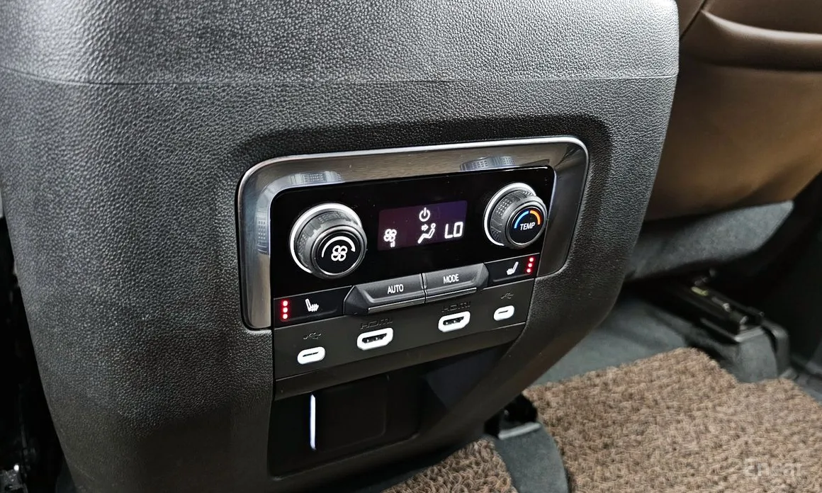 Фото 18 - Chevrolet Surburban