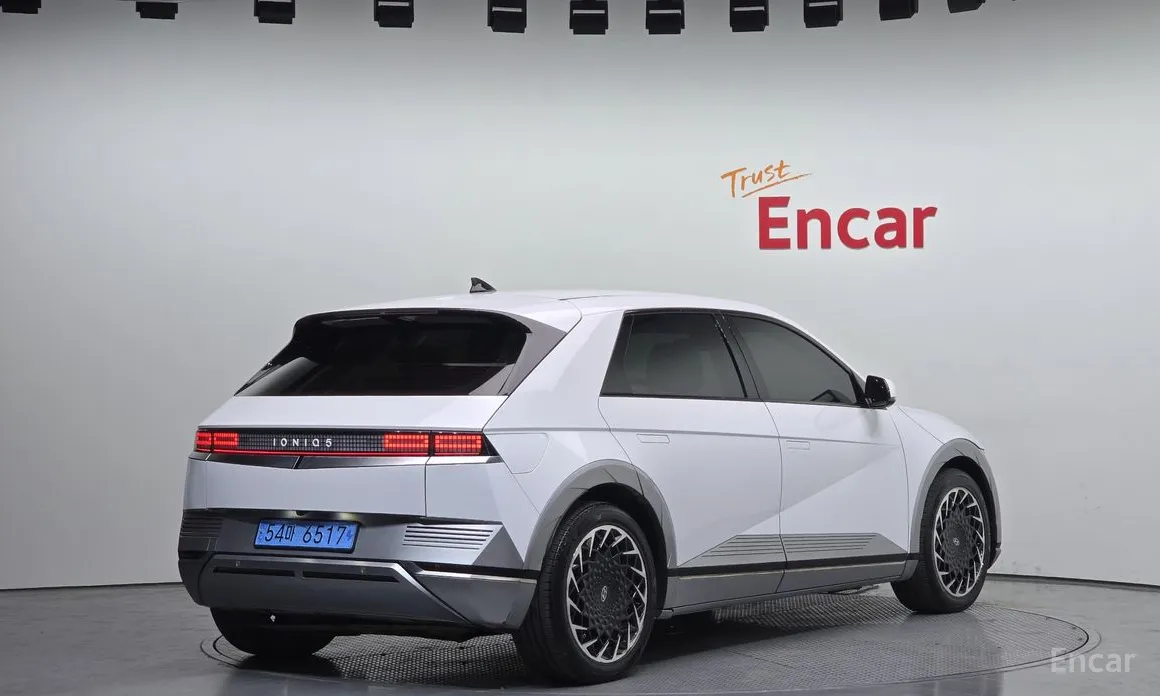 Photo 2 - Hyundai Ioniq 5