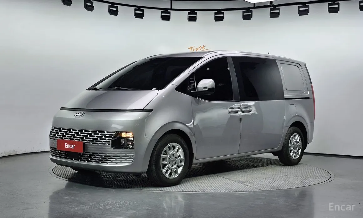 Фото 1 - Hyundai Staria