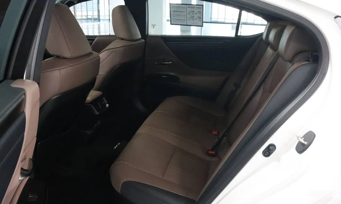 Фото 10 - Lexus ES