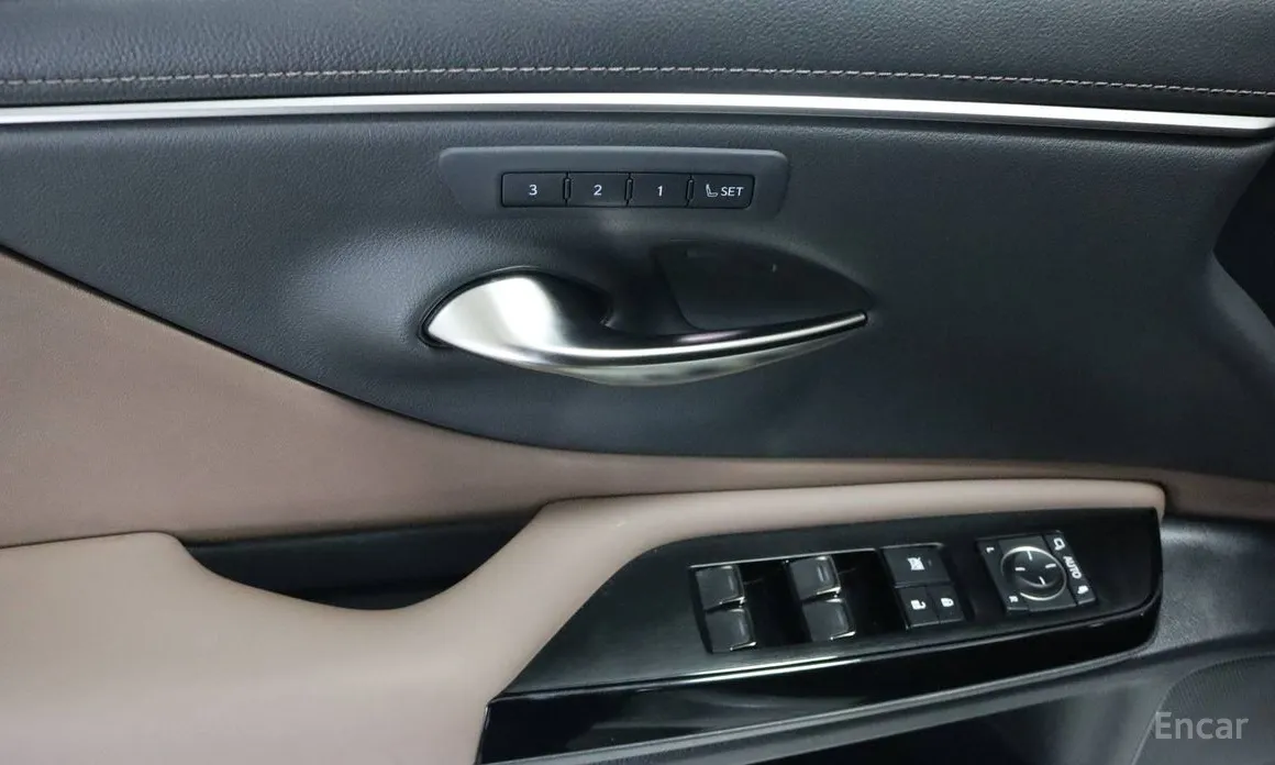 Фото 16 - Lexus ES