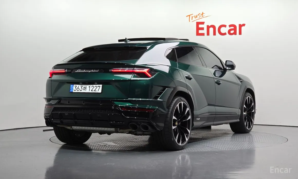 Фото 2 - Lamborghini Urus