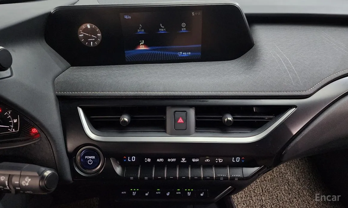 Фото 15 - Lexus UX