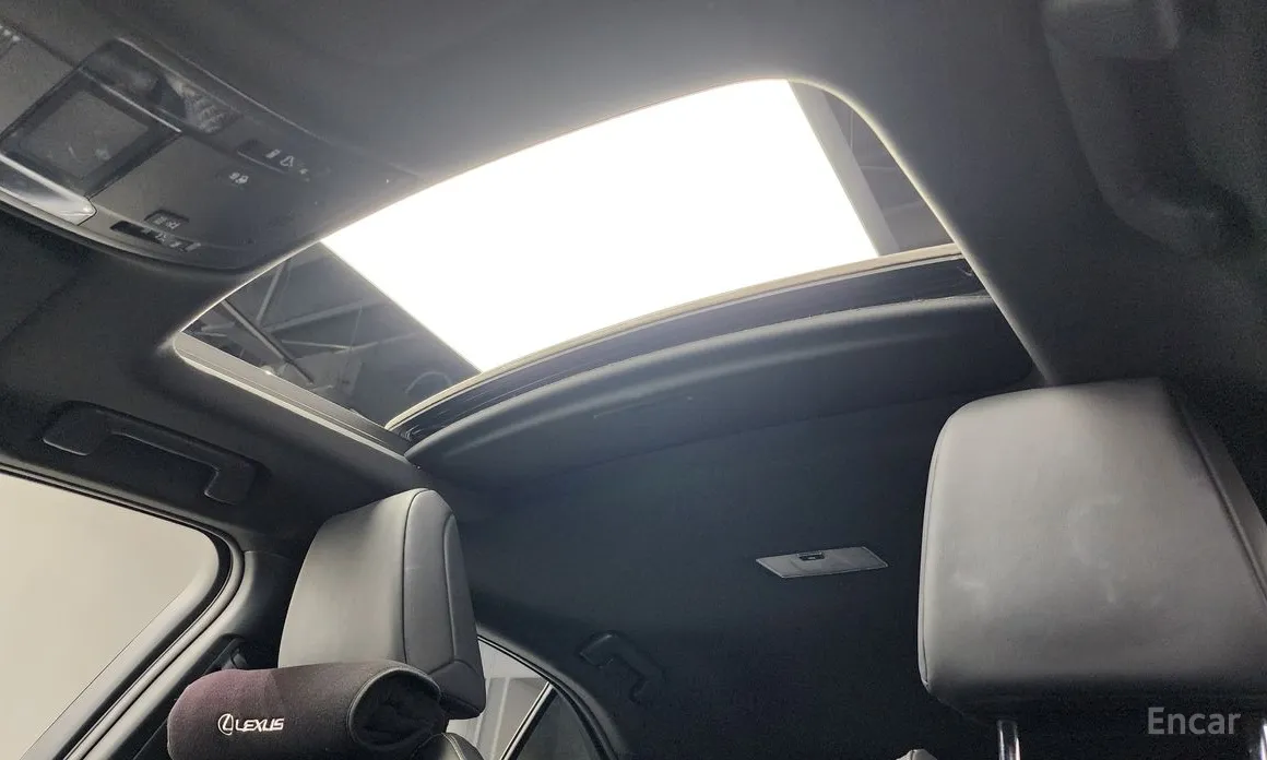 Фото 19 - Lexus UX