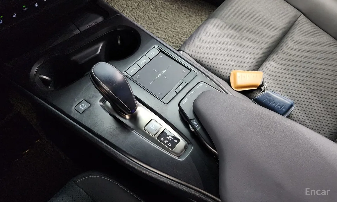 Фото 9 - Lexus UX