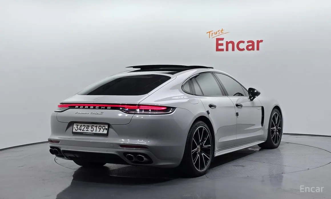 Фото 2 - Porsche Panamera