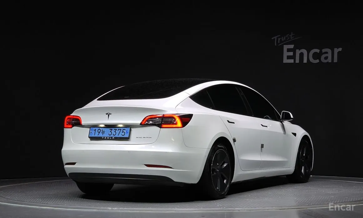 Фото 2 - Tesla Model 3