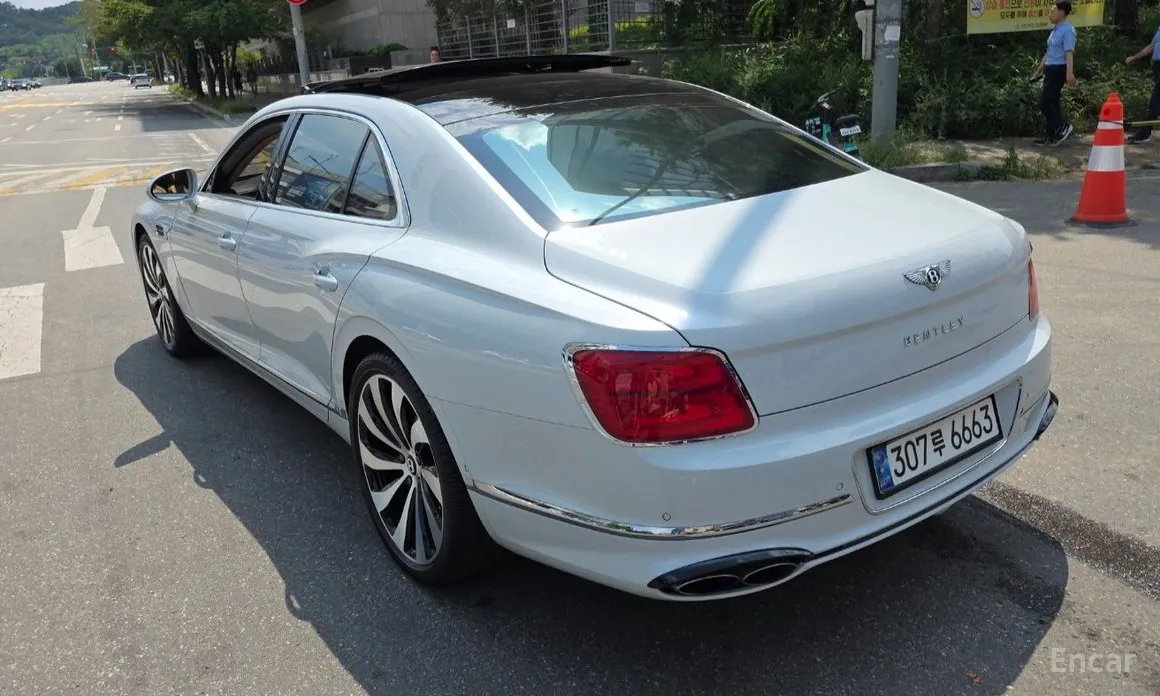 Фото 2 - Bentley Flying Spur