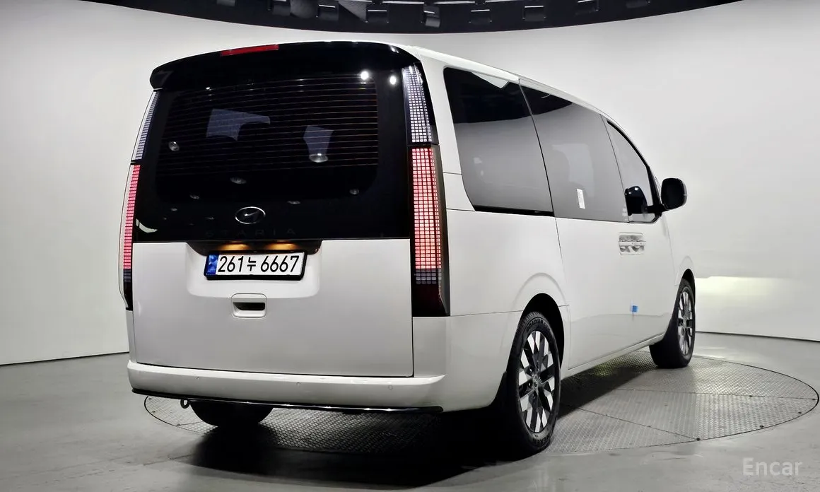 Фото 2 - Hyundai Staria