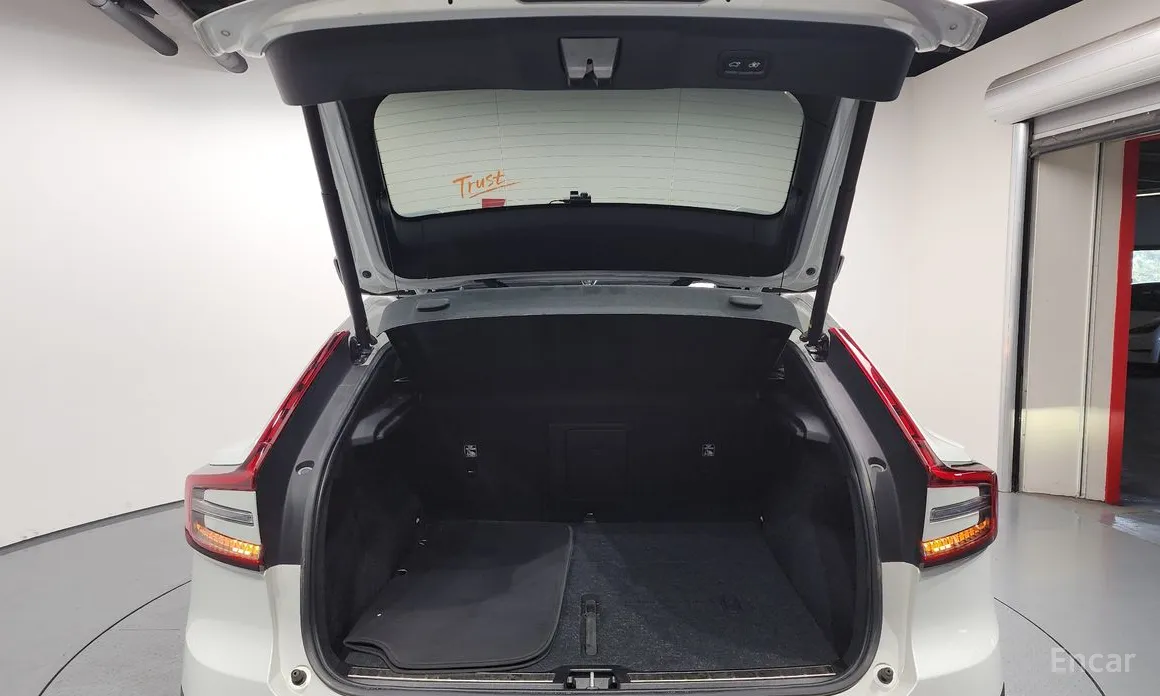 Фото 20 - Volvo C40