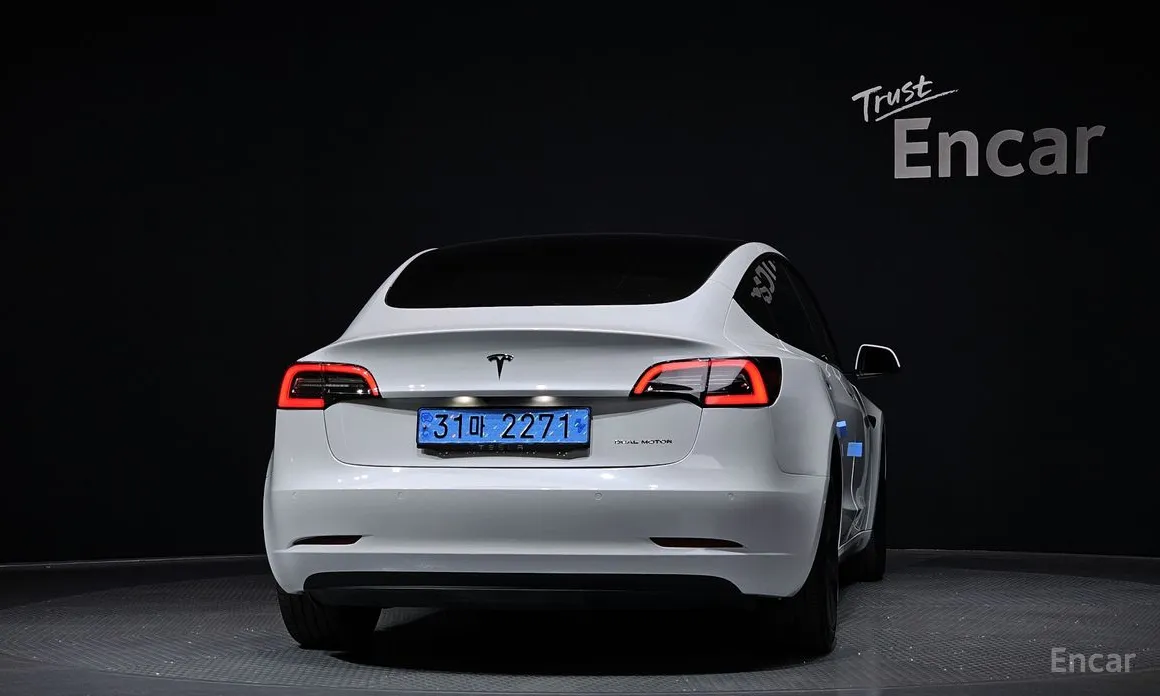 Фото 4 - Tesla Model 3