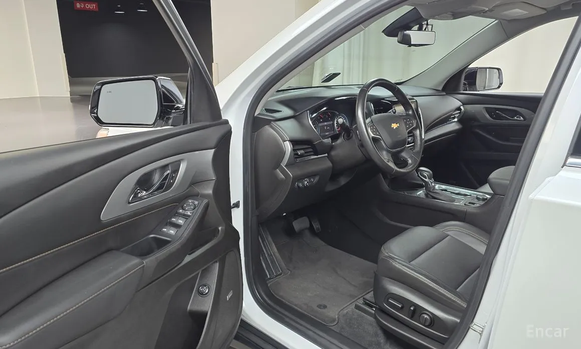 Photo 10 - Chevrolet Traverse