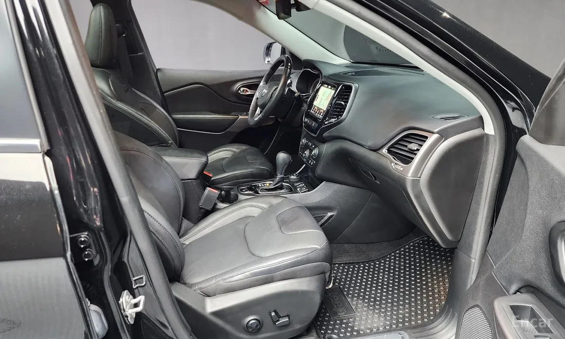 Фото 11 - Jeep Cherokee