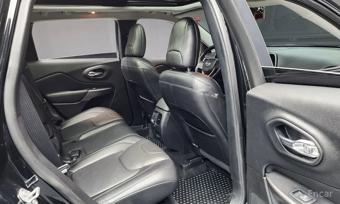 Фото 12 - Jeep Cherokee