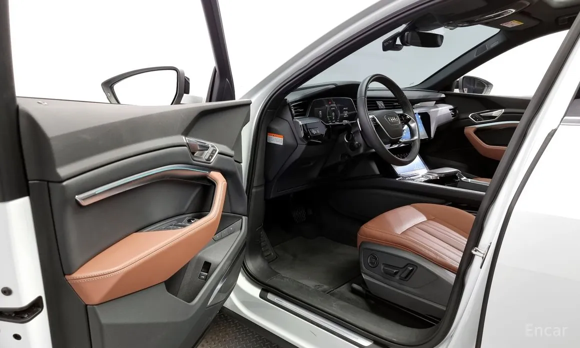 Фото 10 - Audi Q8 e-tron