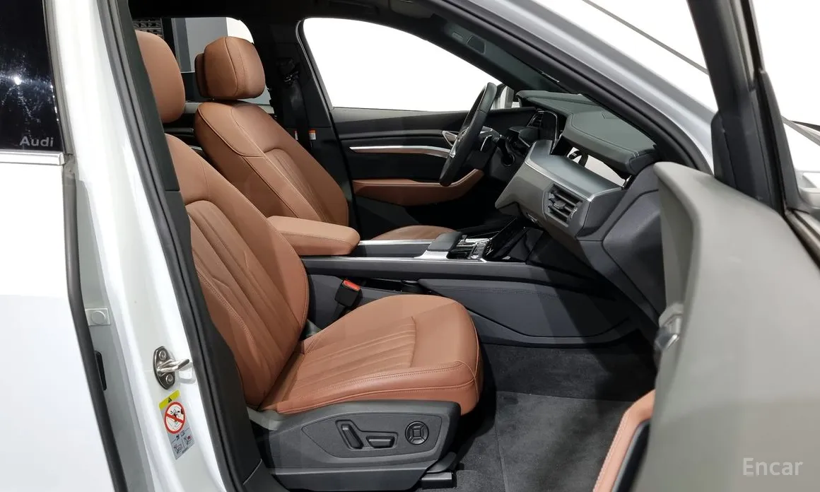 Фото 11 - Audi Q8 e-tron