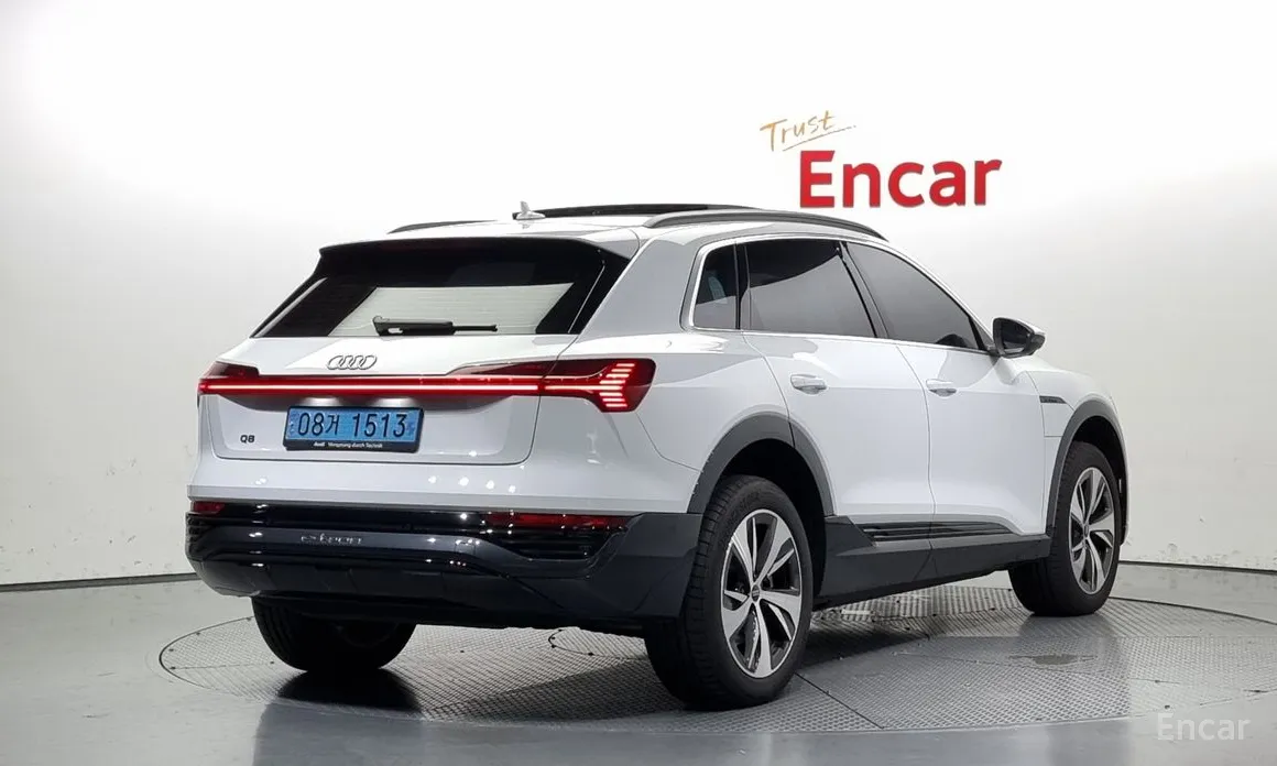 Фото 2 - Audi Q8 e-tron