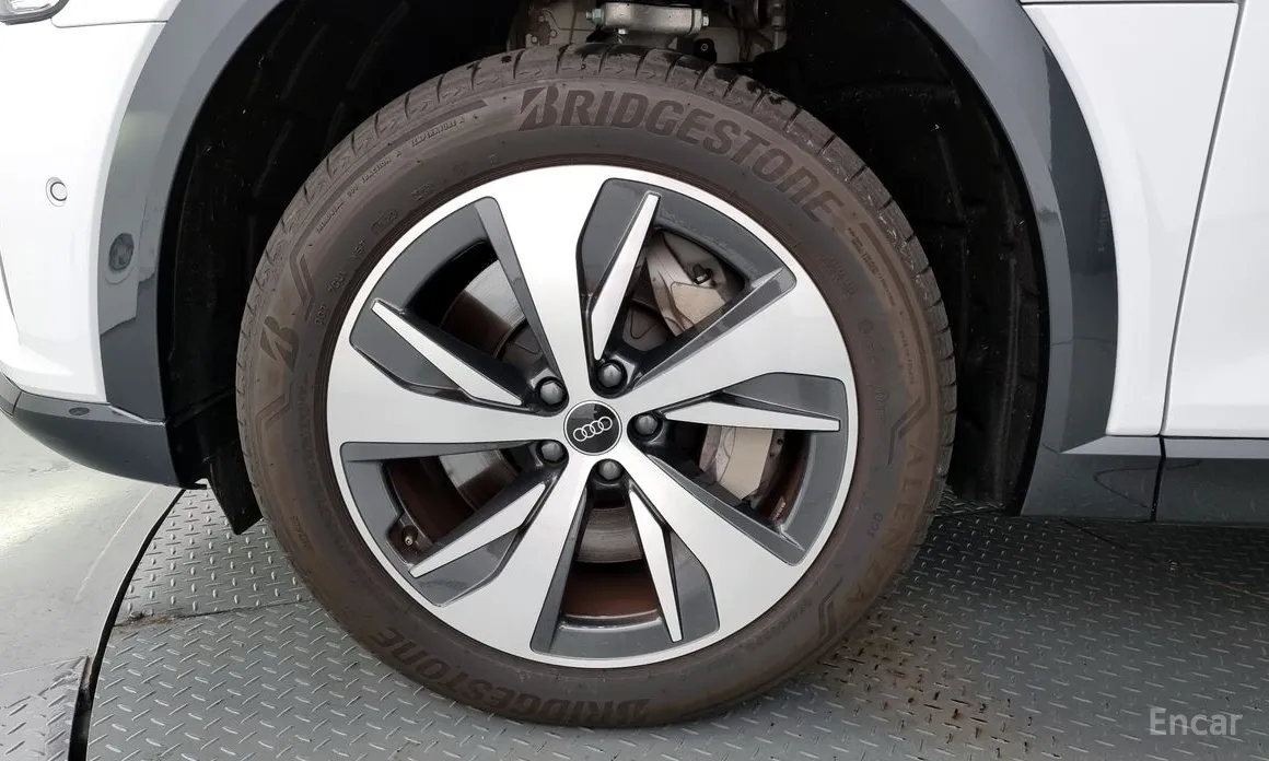 Фото 5 - Audi Q8 e-tron