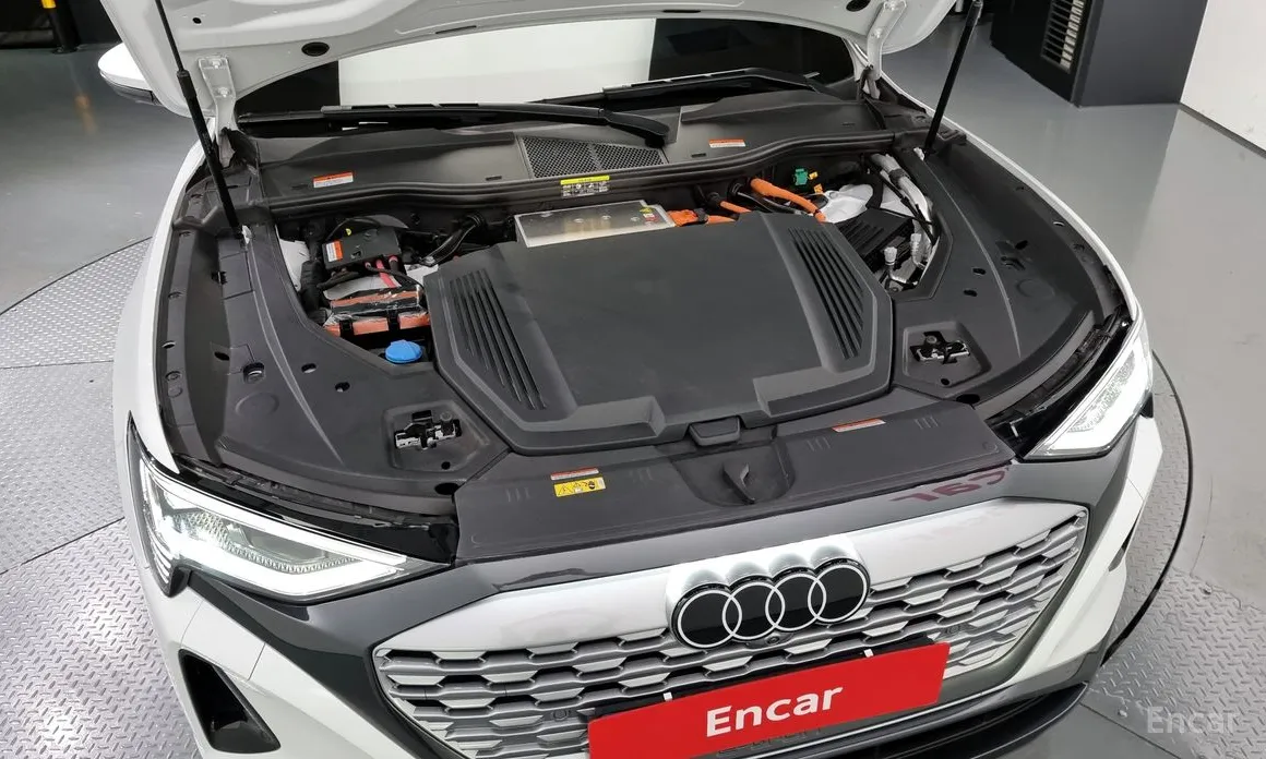 Фото 6 - Audi Q8 e-tron