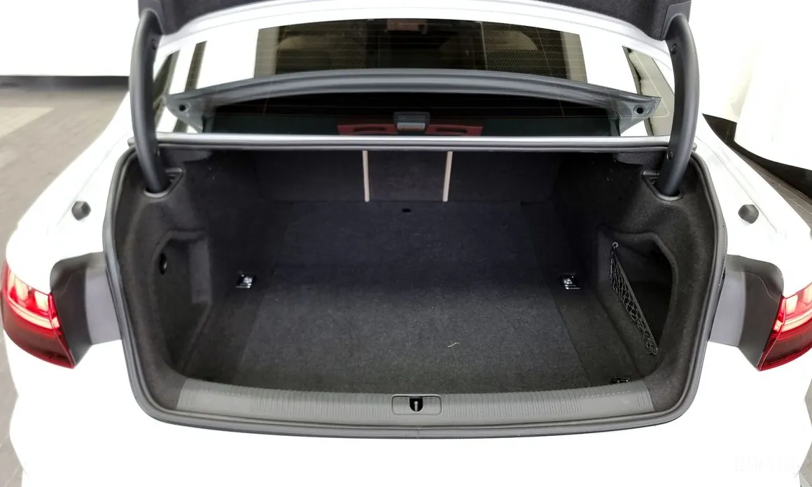 Фото 20 - Audi A4