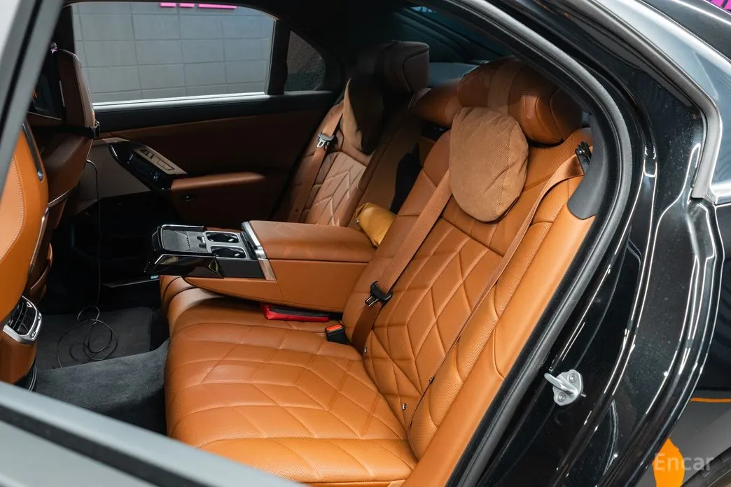 Фото 8 - BMW 7 Series