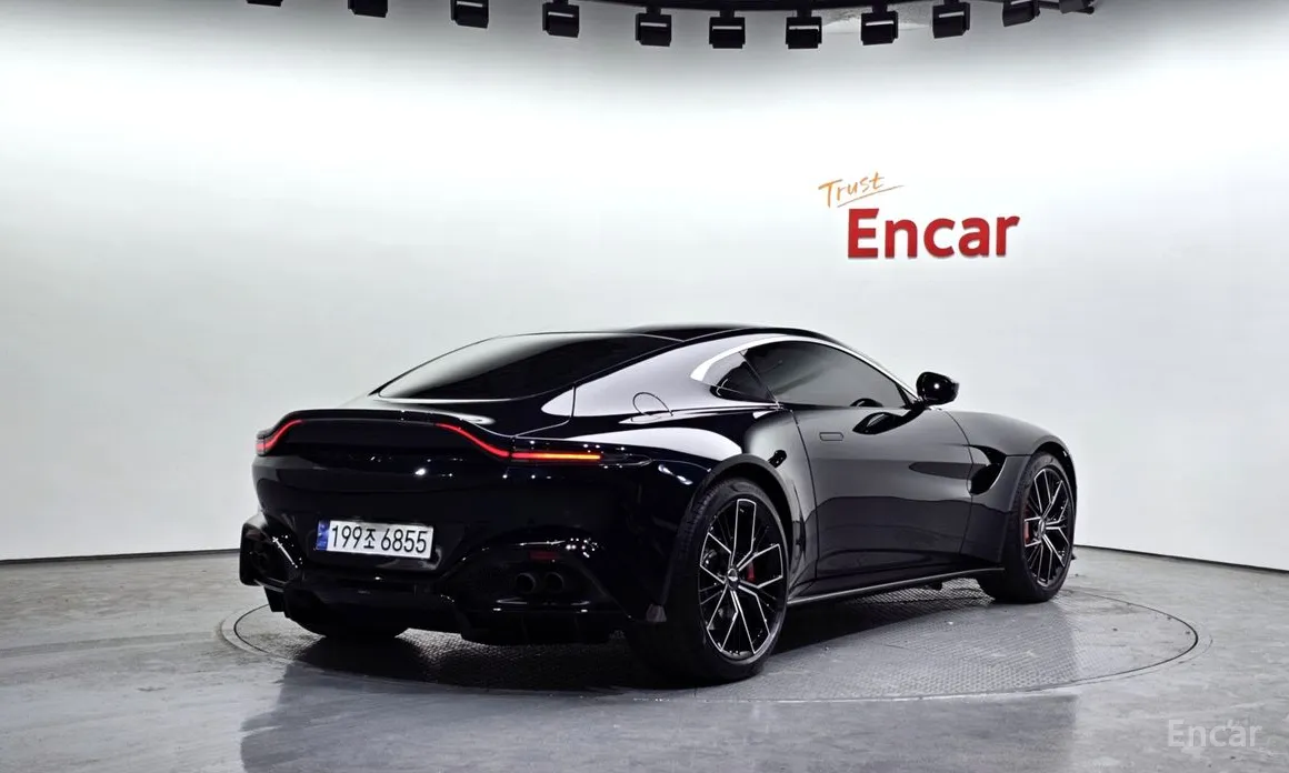 Фото 2 - Aston Martin Vantage