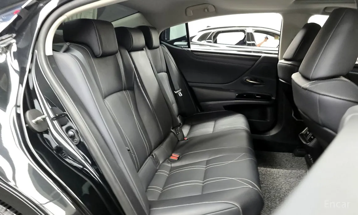 Фото 12 - Lexus ES