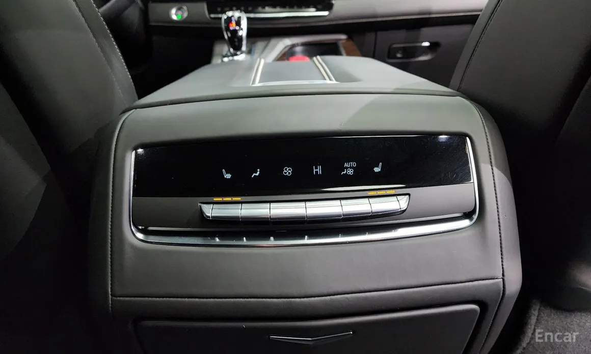 Фото 17 - Cadillac Escalade